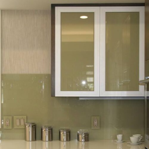 Back Painted Cabinet Glass & Backsplash with Outlet Covers in Kitchen | Cabinet Glass & Shelves Gallery | Residential Products | Anchor-Ventana Glass