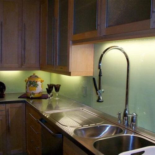 Back Painted Glass Backsplash with Outlet Cover in Kitchen | Colored Glass Gallery | Residential Products | Anchor-Ventana Glass