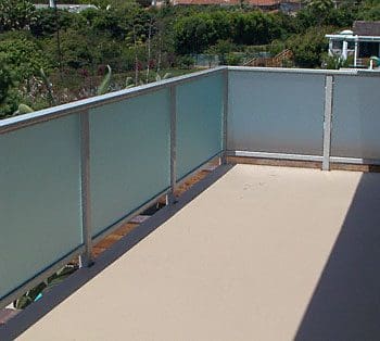 ARS Saten Glass Handrail at Back Patio of Commercial Building | Commercial Glass Handrails | Commercial Products | Anchor-Ventana Glass