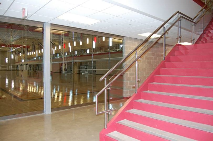 3/4" Impact Resistant Glass Wall at Court Level & Glass Handrail | Resistant Glass Gallery | Commercial Products | Anchor-Ventana Glass